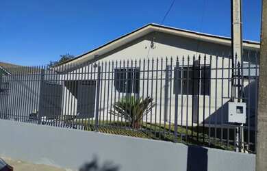 Imagem: A casa possui 3 Dormitórios, 1 Banheiro, 2 Vagas na garagem