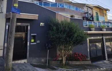 Imagem: A casa possui 3 Dormitórios, 1 Banheiro, 4 Vagas na garagem