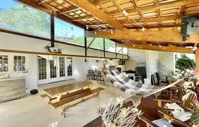 Imagem: A casa possui 3 Dormitórios, 5 Banheiros, 5 Vagas na garagem