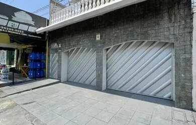 Imagem: A casa possui 3 Dormitórios, 1 Banheiro, 2 Vagas na garagem