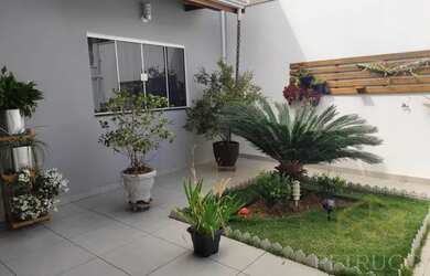 Imagem: A casa possui 3 Dormitórios, 1 Banheiro, 2 Vagas na garagem