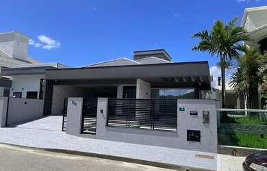 Imagem: A casa possui 3 Dormitórios, 2 Banheiros, 4 Vagas na garagem