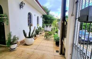 Imagem: A casa possui 3 Dormitórios, 3 Banheiros, 2 Vagas na garagem