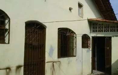 Imagem: A casa possui 2 Dormitórios, 2 Banheiros, 2 Vagas na garagem