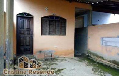 Imagem: A casa possui 2 Dormitórios, 1 Banheiro, 2 Vagas na garagem