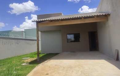 Imagem: A casa possui 3 Dormitórios, 2 Banheiros, 2 Vagas na garagem