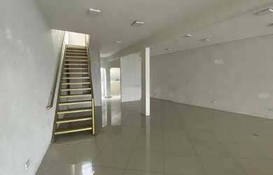 Imagem: O depósito possui 4 Vagas na garagem, 210m² de Área e está