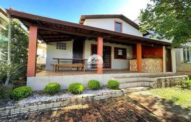 Imagem: A casa possui 3 Dormitórios, 1 Banheiro, 1 Vaga na garagem