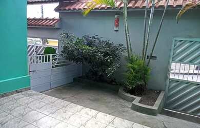 Imagem: A casa possui 3 Dormitórios, 2 Banheiros e 1 Vaga na garagem