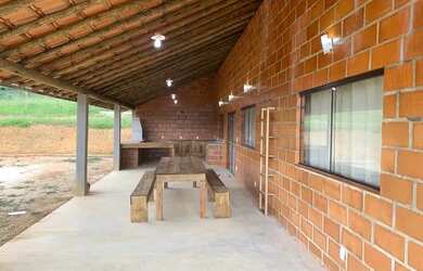 Imagem: A casa possui 3 Dormitórios, 3 Banheiros, 5 Vagas na garagem