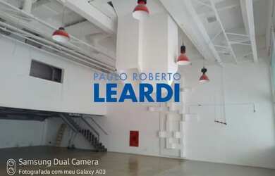 Imagem: O depósito possui 5 Vagas na garagem e 667m² de Área e está