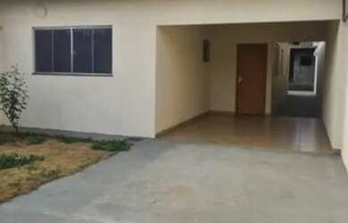 Imagem: A casa possui 3 Dormitórios, 2 Banheiros, 1 Vaga na garagem