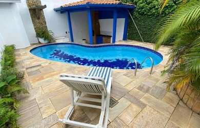 Imagem: A casa possui 4 Dormitórios, 3 Banheiros, 2 Vagas na garagem