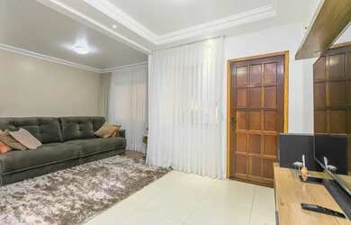 Imagem: A casa possui 3 Dormitórios, 3 Banheiros, 2 Vagas na garagem