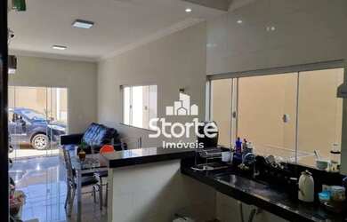 Imagem: A casa possui 4 Dormitórios, 2 Banheiros, 4 Vagas na garagem