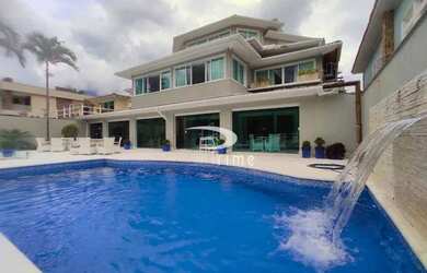 Imagem: A casa em condomínio possui 5 Dormitórios, 5 Banheiros e 700m²