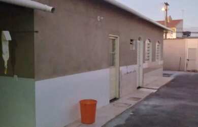 Imagem: A casa possui 2 Dormitórios, 1 Banheiro, 1 Vaga na garagem