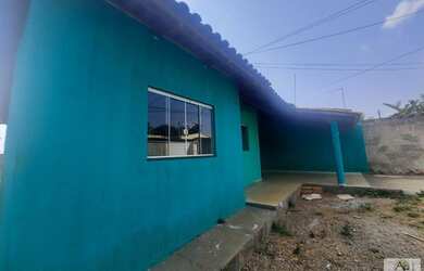 Imagem: A casa possui 3 Dormitórios, 2 Banheiros, 2 Vagas na garagem