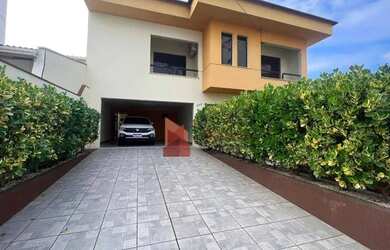 Imagem: A casa possui 3 Dormitórios, 4 Banheiros, 2 Vagas na garagem