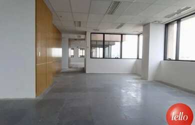 Imagem: O depósito possui 5 Vagas na garagem, 613m² de Área e está