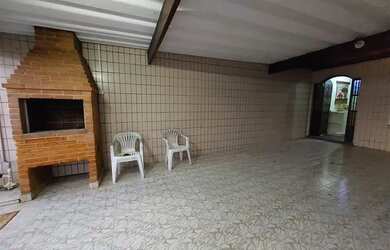 Imagem: A casa possui 3 Dormitórios, 2 Banheiros, 3 Vagas na garagem