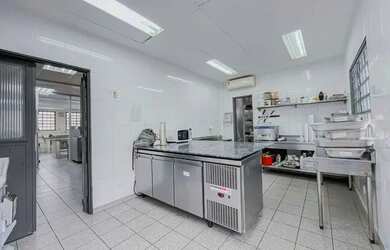 Imagem: O depósito possui 3 Vagas na garagem, 400m² de Área e está