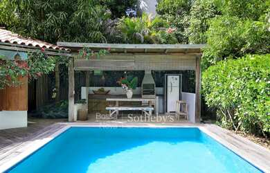 Imagem: A casa possui 4 Dormitórios, 4 Banheiros, 5 Vagas na garagem