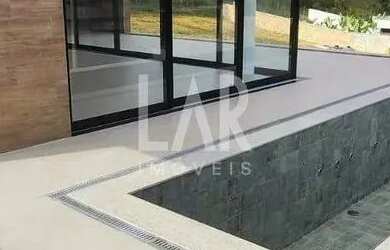 Imagem: A casa em condomínio possui 4 Dormitórios, 5 Banheiros, 4