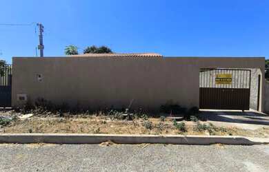 Imagem: A casa possui 2 Dormitórios, 1 Banheiro, 3 Vagas na garagem