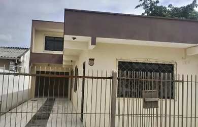 Imagem: A casa possui 3 Dormitórios, 2 Banheiros, 4 Vagas na garagem