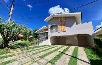 Imagem: A casa em condomínio possui 4 Dormitórios, 5 Banheiros, 5
