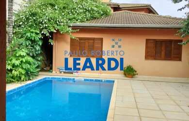 Imagem: A casa possui 4 Dormitórios, 4 Banheiros, 2 Vagas na garagem