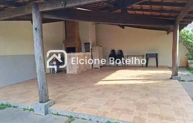 Imagem: O apartamento possui 3 Dormitórios, 1 Banheiro, 2 Vagas na