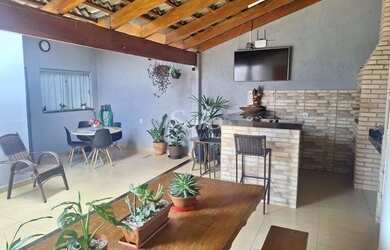 Imagem: A casa possui 3 Dormitórios, 2 Banheiros, 5 Vagas na garagem