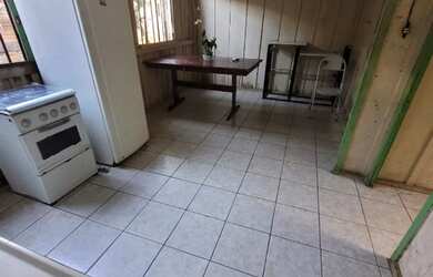 Imagem 3: Oportunidade Casa simples de madeira para alugar em São Jose dos Pinhais....