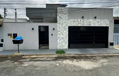 Imagem: A casa possui 3 Dormitórios, 2 Banheiros, 2 Vagas na garagem