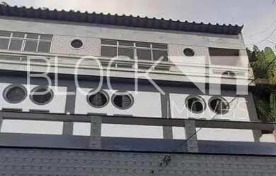 Imagem: A casa possui 5 Dormitórios, 4 Banheiros, 5 Vagas na garagem