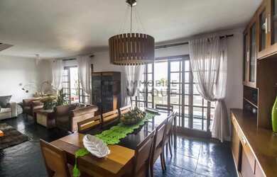 Imagem: A casa em condomínio possui 5 Dormitórios, 5 Banheiros, 4