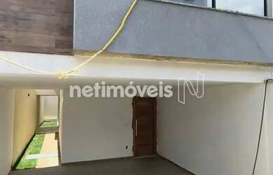 Imagem: A casa possui 3 Dormitórios, 1 Banheiro, 2 Vagas na garagem