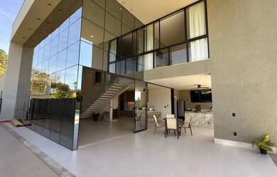 Imagem: A casa em condomínio possui 4 Dormitórios, 3 Banheiros, 4