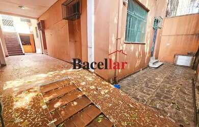 Imagem: O depósito possui 2 Vagas na garagem e 301m² de Área e está