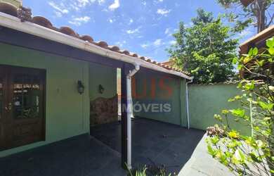 Imagem: A casa possui 3 Dormitórios, 2 Banheiros, 2 Vagas na garagem