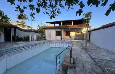 Imagem: A casa possui 3 Dormitórios, 2 Banheiros, 2 Vagas na garagem