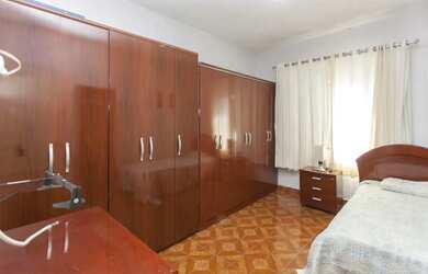 Imagem: A casa possui 3 Dormitórios, 2 Banheiros, 3 Vagas na garagem