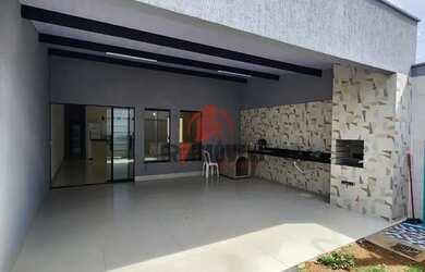 Imagem: A casa possui 3 Dormitórios, 1 Banheiro, 2 Vagas na garagem