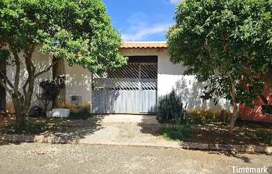 Imagem: A casa possui 2 Dormitórios, 1 Banheiro, 2 Vagas na garagem