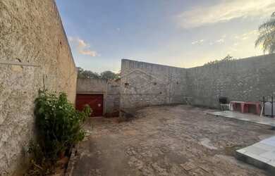 Imagem: A casa possui 1 Dormitório, 1 Banheiro, 2 Vagas na garagem