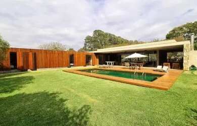 Imagem: A casa em condomínio possui 5 Dormitórios, 5 Banheiros, 5