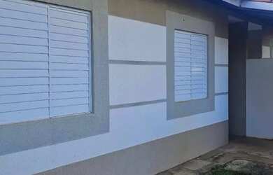 Imagem: A casa possui 3 Dormitórios, 2 Banheiros, 2 Vagas na garagem