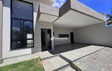 Imagem: A casa possui 3 Dormitórios, 2 Banheiros, 2 Vagas na garagem